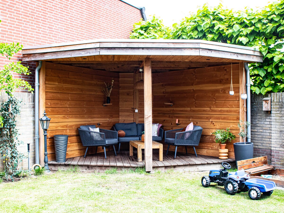 Schommel, overkapping, fietsenhok en poort voor een extra ingang in de tuin. 