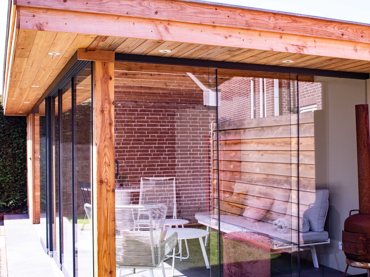 Douglas terrasoverkapping met glazen schuifwand op maat