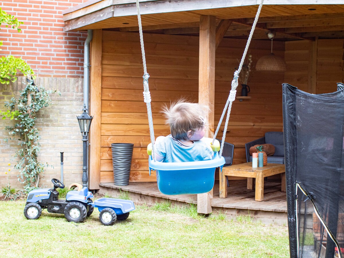 Schommel, overkapping, fietsenhok en poort voor een extra ingang in de tuin. 