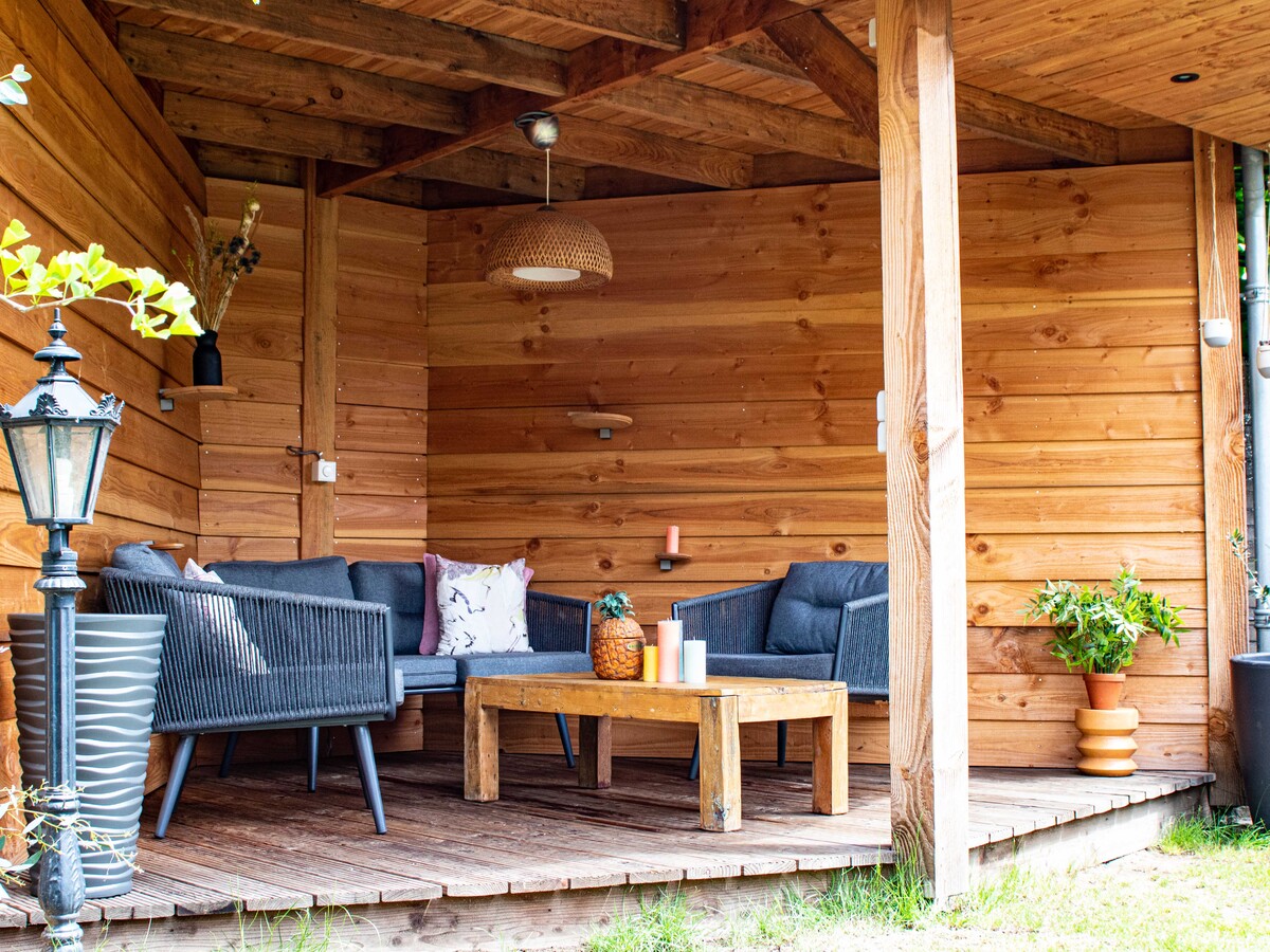 Schommel, overkapping, fietsenhok en poort voor een extra ingang in de tuin. 