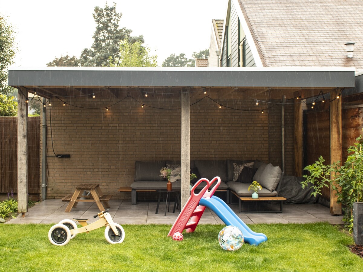 Mooie overkapping in groene tuin