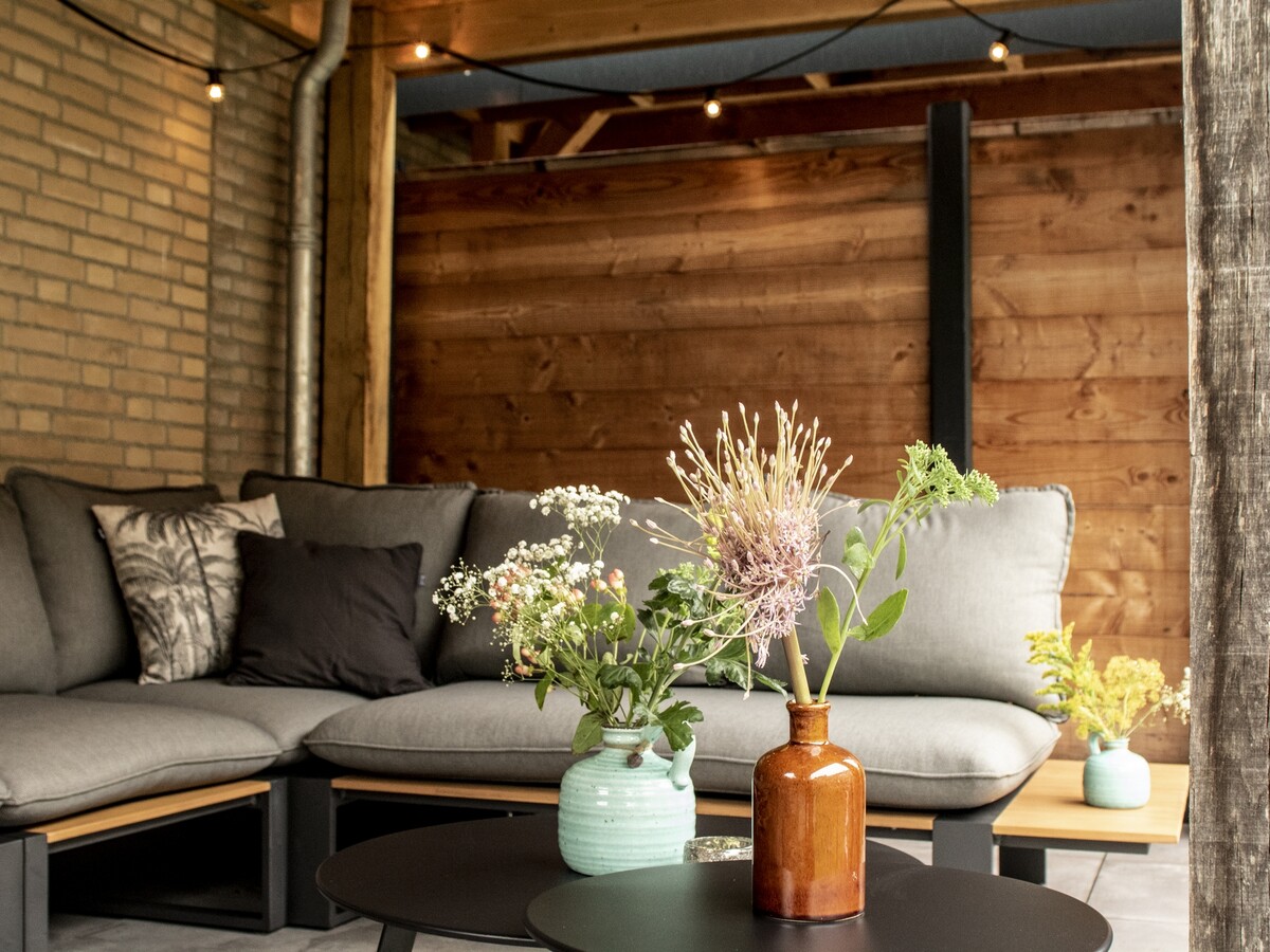 Mooie overkapping in groene tuin