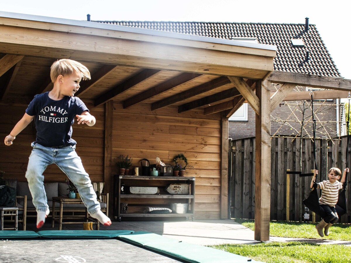 Kindvriendelijke overkapping met schommel