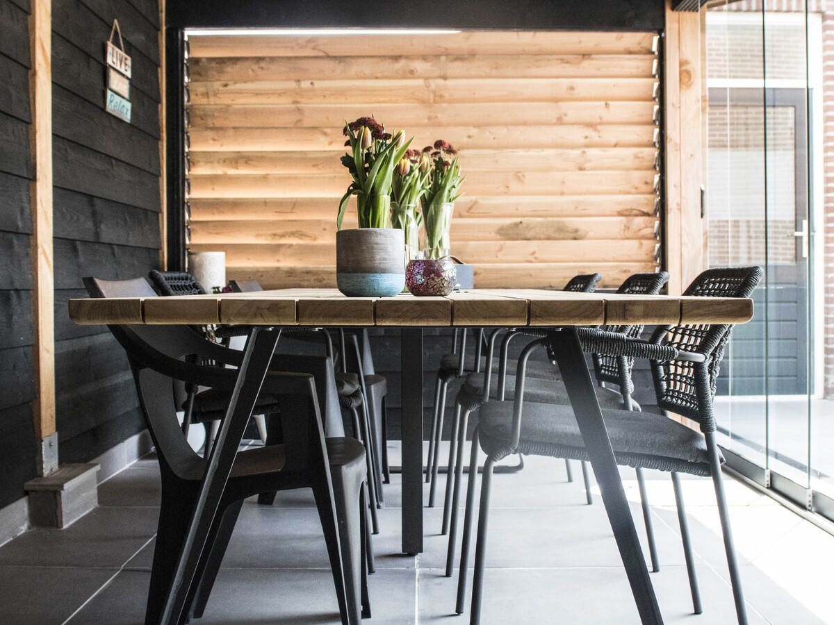 Luxe buitenwoonkamer met glazen schuifwand